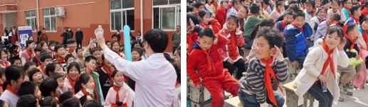 黄湖小学活动现场围观实验的同学们<左>              黄湖小学认真观看表演的同学们<右>