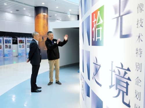   乐动网总裁吉田先生参观特展