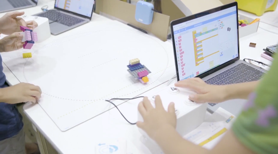 学生利用toio™进行更为高阶的开发