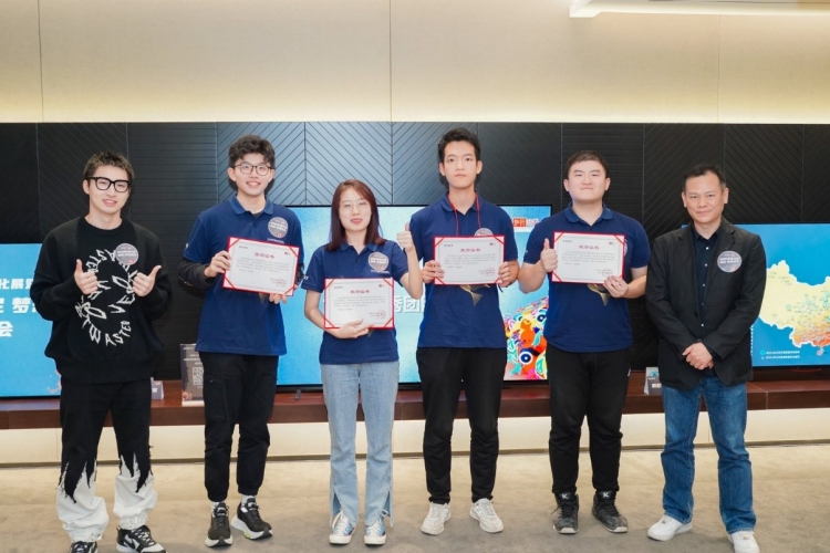 刘嘉雄先生(右一)和黄礼格先生(左一)为获奖大学生颁奖