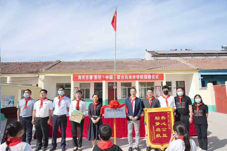 王静娴(左五)、于茜(左四)、庄子涛(左二)、伊东祐(右五)、高峰英纪(右四)、孙海涛(右三)、范宏军(右二)和简春红(右一)